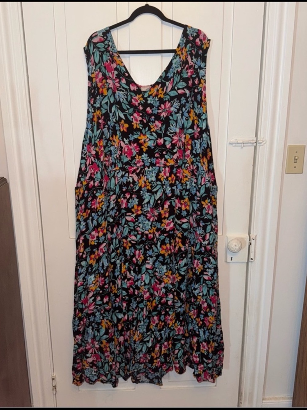 ✨woman within floral sleeveless crinkle dress✨